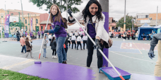 En la foto dos mujeres en jornadas de pintura cumpliendo uno de los presupuestos participativos 