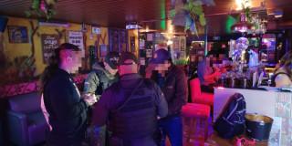 Foto de un operativo en un bar de Bogotá