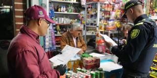 Foto de la incautación de licor incautado en establecimientos nocturnos en Bogotá.