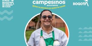 Imagen de los Mercados Campesinos en Bogotá con uno de los campesinos participantes.