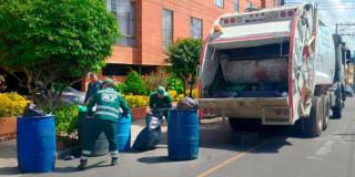 Foto de camión recolector de basuras en Bogotá.