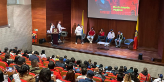 Foto de un auditorio lleno escucha un conversatorio liderado por la Alcaldesa de Kennedy junto a representantes de barras futboleras.