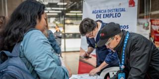 Foto de bogotanos y bogotanas accediendo a servicios de la Agencia Distrital de Empleo.