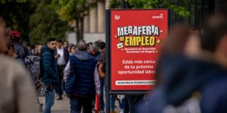 Foto de bogotanos y bogotanas accediendo a servicios de la Agencia Distrital de Empleo.