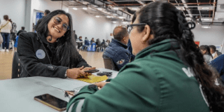 Ciudadana en feria de empleo Foto: Secretaría Distrital de Desarrollo Económico