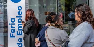 Foto de mujeres accediendo a una de las ferias de empleo de la Agencia Distrital de Empleo de Bogotá.