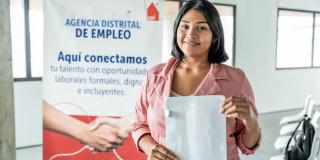 Foto de una mujer accediendo a una de las Ferias de Empleo de la Agencia Distrital de Empleo de Bogotá.