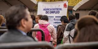 Foto de bogotanos y bogotanas accediendo a servicios de la Agencia Distrital de Empleo.