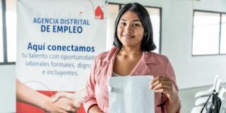 Una mujer con su hoja de vida accediendo a los servicios de la Agencia Distrital de Empleo de Bogotá.