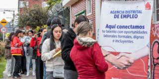 Hombres y mujeres recibiendo asesoría durante unas de las Ferias de Empleo de 'Talento Capital'