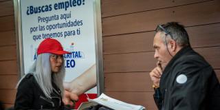 Foto de un ciudadano accediendo a los servicios de la Agencia Distrital de Empleo de Bogotá.