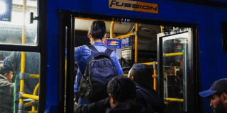 Imagen de personas subiéndose a un TransMizonal