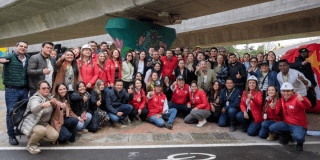 Imagen del alcalde junto a demás funcionarios debajo de un puente vehicular