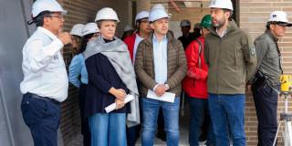 El alcalde mayor Carlos Fernando Galán junto con la secretaria de Educación del Distrito Isabel Segovia, realizaron una visita de obra al Colegio Teresa Tanco Cordovez – Porvenir II