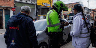 foto de un policía en un operativo en Bogotá 