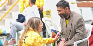 Imagen de una funcionaria de integración social atendiendo a un habitante de calle
