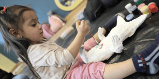 Imagen de varios niños de la primera infancia en taller dl programa Nidos.