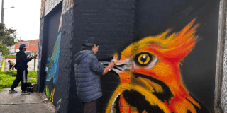Foto de una persona pintando un muro