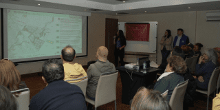 Imagen de una mujer exponiendo el proyecto ante la ciudadanía