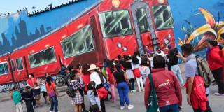 En la foto personas que asisten a un evento organizado en ese lugar 