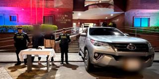 En la foto los dos detenidos y la camioneta recuperada