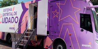 En la foto está el bus itinerante del cuidado de Bogotá