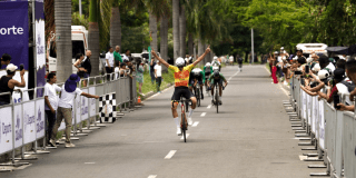 Imagen de ciclistas llegando a la meta.