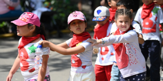 Imagen de niños y niñas jugando
