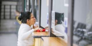 Foto de una mujer realizando un trámite de Movilidad.