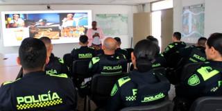 En la foto varios policías recibiendo una capacitación sobre asuntos étnicos 