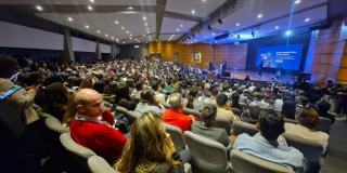 personas asistentes al evento en auditorio
