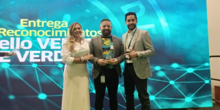 Imagen de personas recibiendo el premio en el evento.