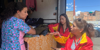 Foto de un operario del Distrito hablando con una ciudadana 
