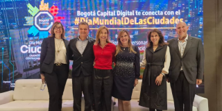 panelistas posando para la foto del evento