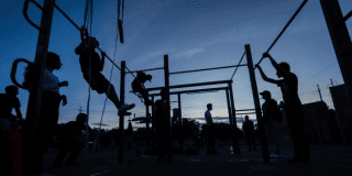 Imagen de un gimnasio nocturno en Bogotá