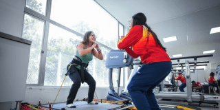 Imagen de mujeres haciendo ejercicio en un gimnasio 