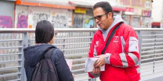Foto de un funcionario de TransMilenio adelantando la campaña