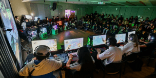 Imagen de personas jugando en computadores