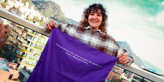 En la foto una mujer mostrando una camiseta