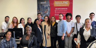 Personas de la comunidad en el nuevo centro