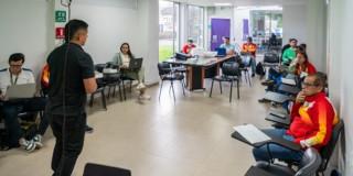 Foto que muestra personas en una reunión