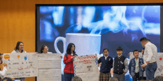 Imagen de niños y niñas exponiendo en un evento