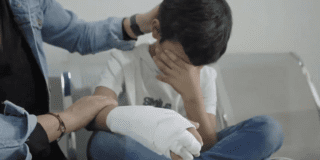 Foto de un niño con quemaduras en la mano