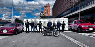 En la foto los 7 capturados en el comando de Policía de Bogotá