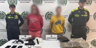 Foto de dos delincuentes capturados en Bogotá