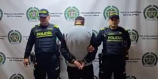 En la foto el capturado por homicidio en Rafael Uribe Uribe y dos policías