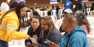 Imagen de una funcionaria de Integración Social atendiendo a personas 