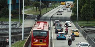 Foto que muestra vehículos andando por las calles