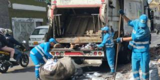 Foto que muestra personas recolectano basuras en las calles