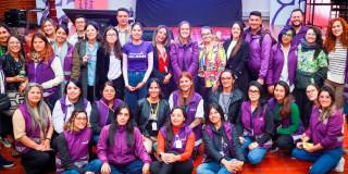 En la foto varias mujeres posando con la secretaria de la Mujer, Laura Tami